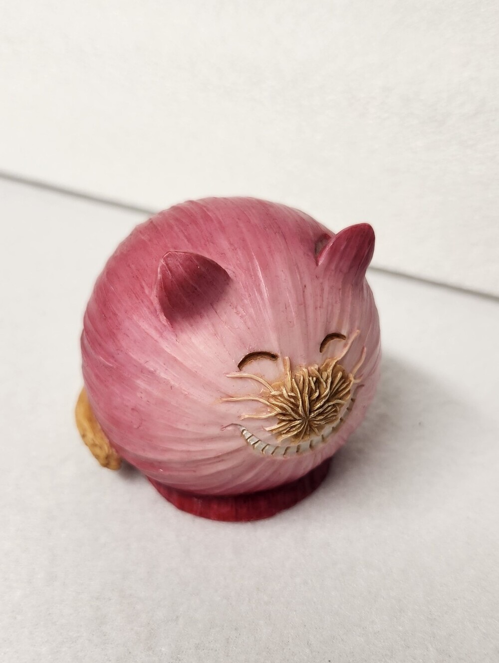 Enesco Home Grown Red Onion Cat Figurine 2005 Vintage Kitschy Cottagecore Decor